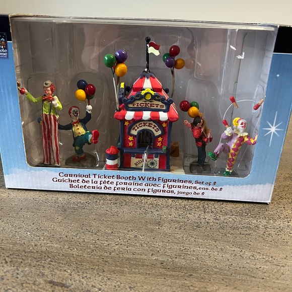 Lemax Carnival Summer Fair Ticket Booth #63563 w/ Figurines Carole Towne NIB Box - Picture 3 of 9
